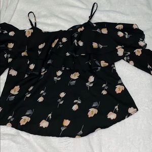 ❤️Off shoulder ruffled blouse